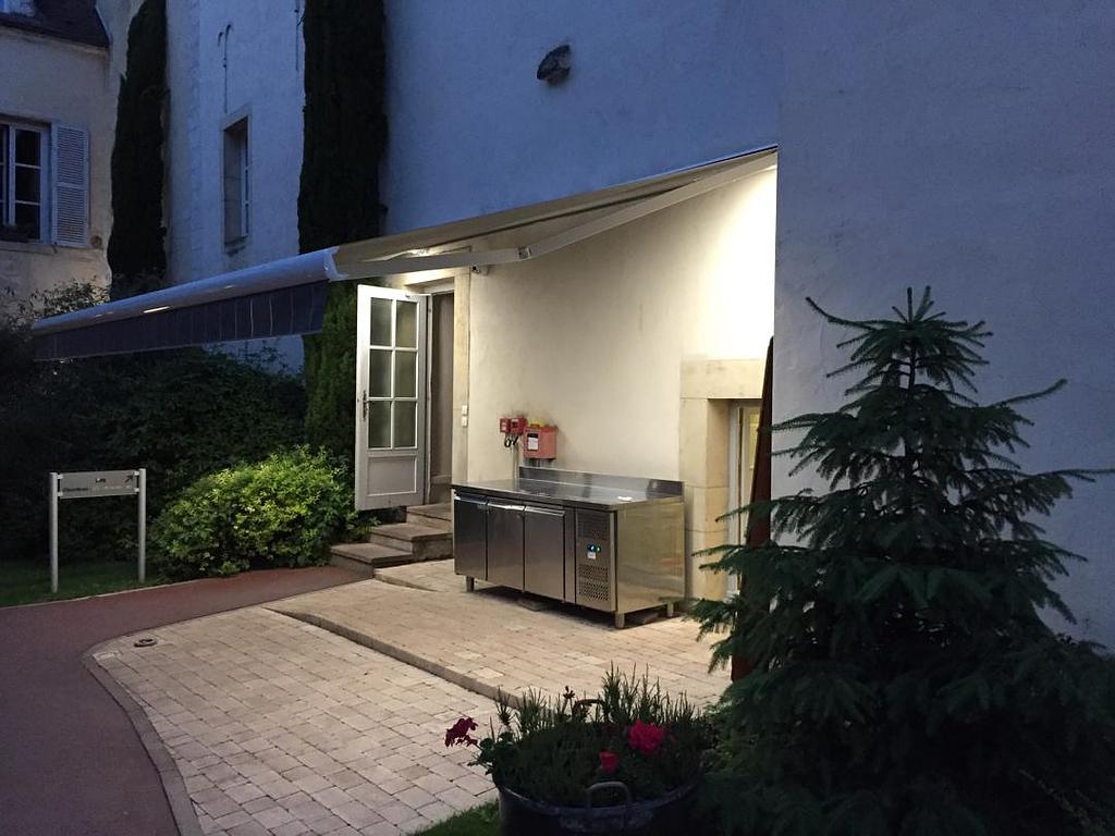 Store à leds lumineux éclaire l'extérieur