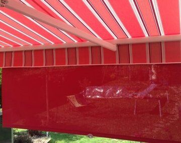 Lambrequin enroulable uni rouge fermé