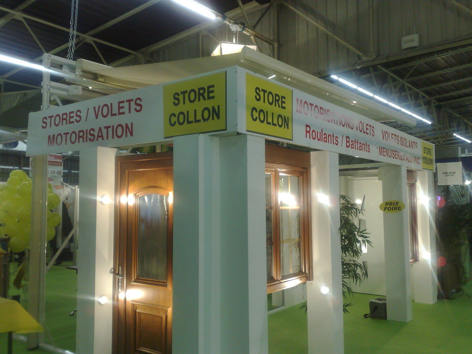 Fenêtres d'expo des stores Collon