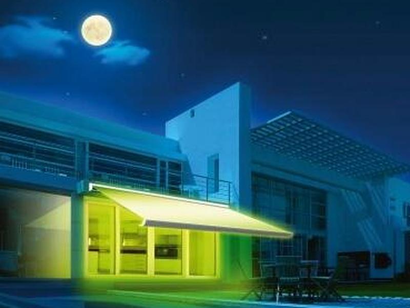 Store à leds lumineux éclaire la nuit bleue