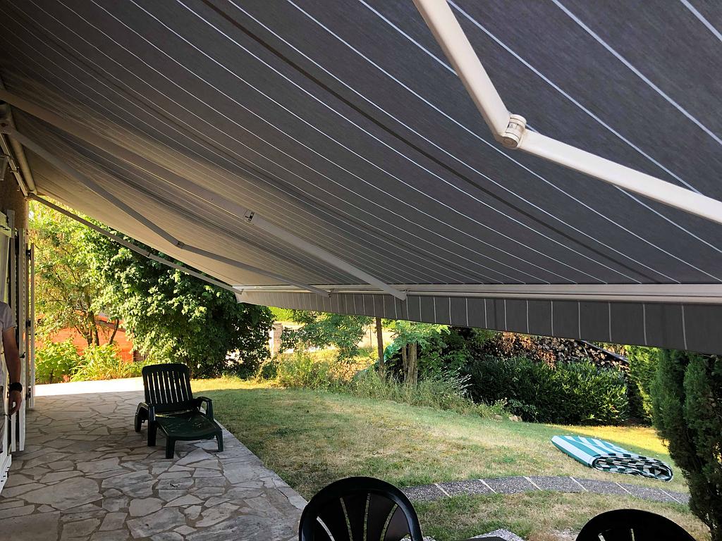 store gris foncé presque déplié