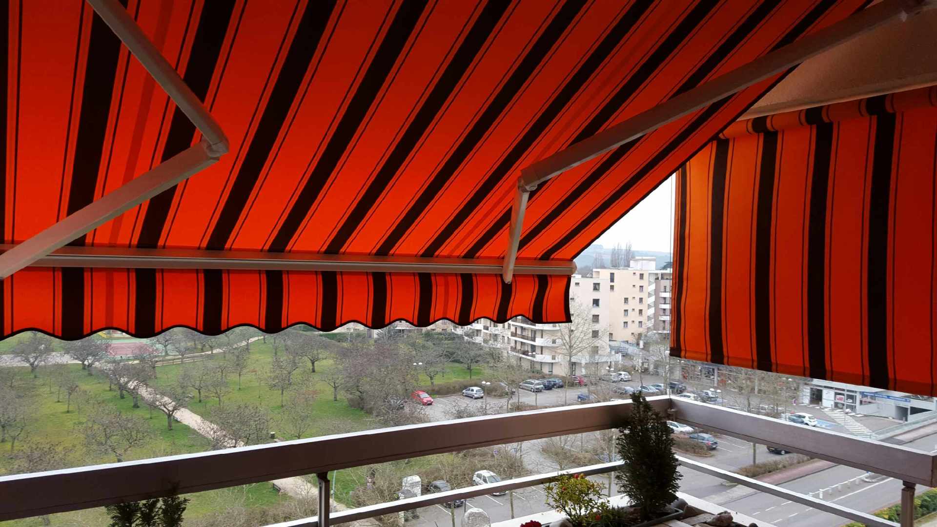 store rouge dans une cité