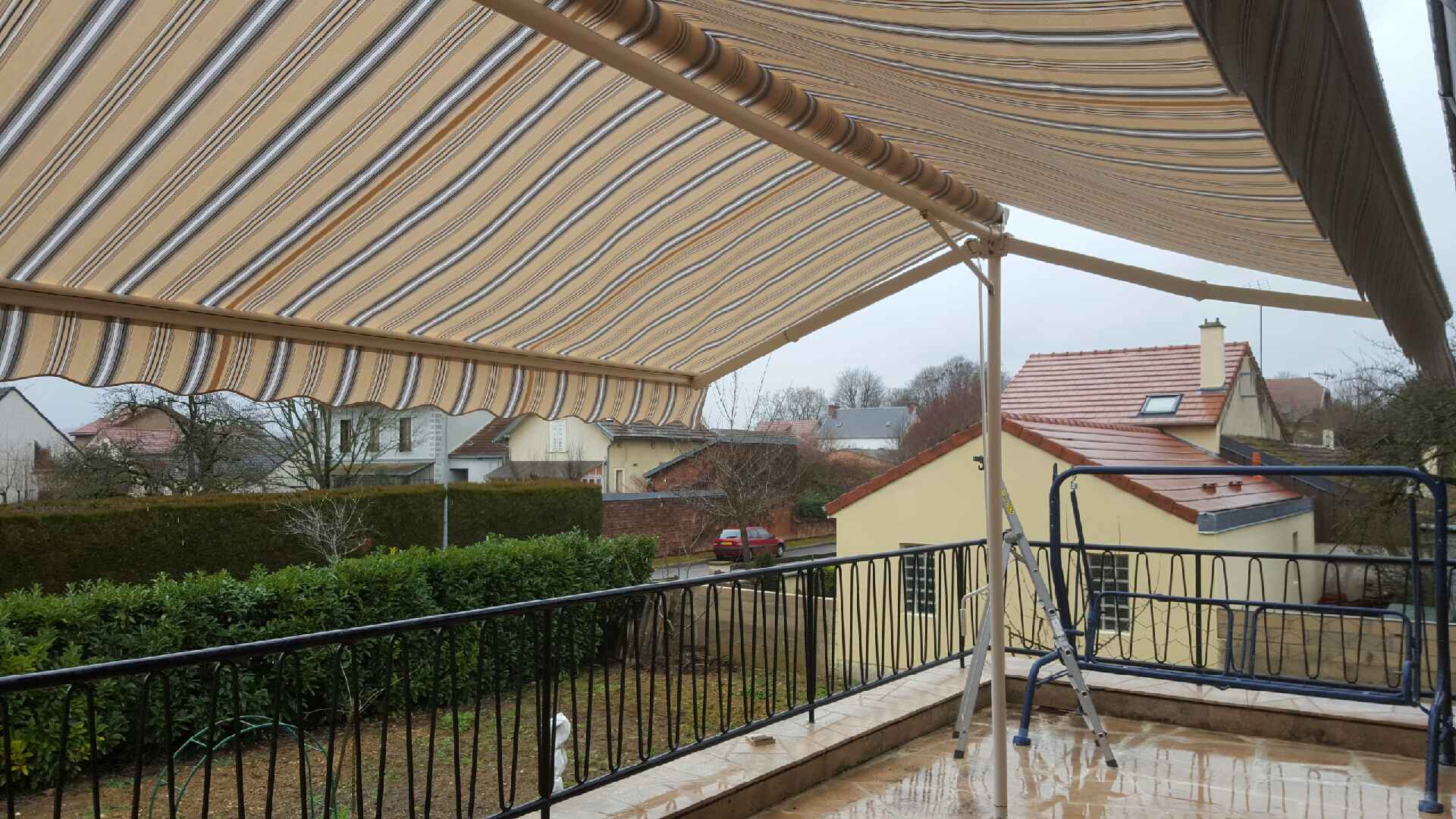 Stores à double pente vu du dessous