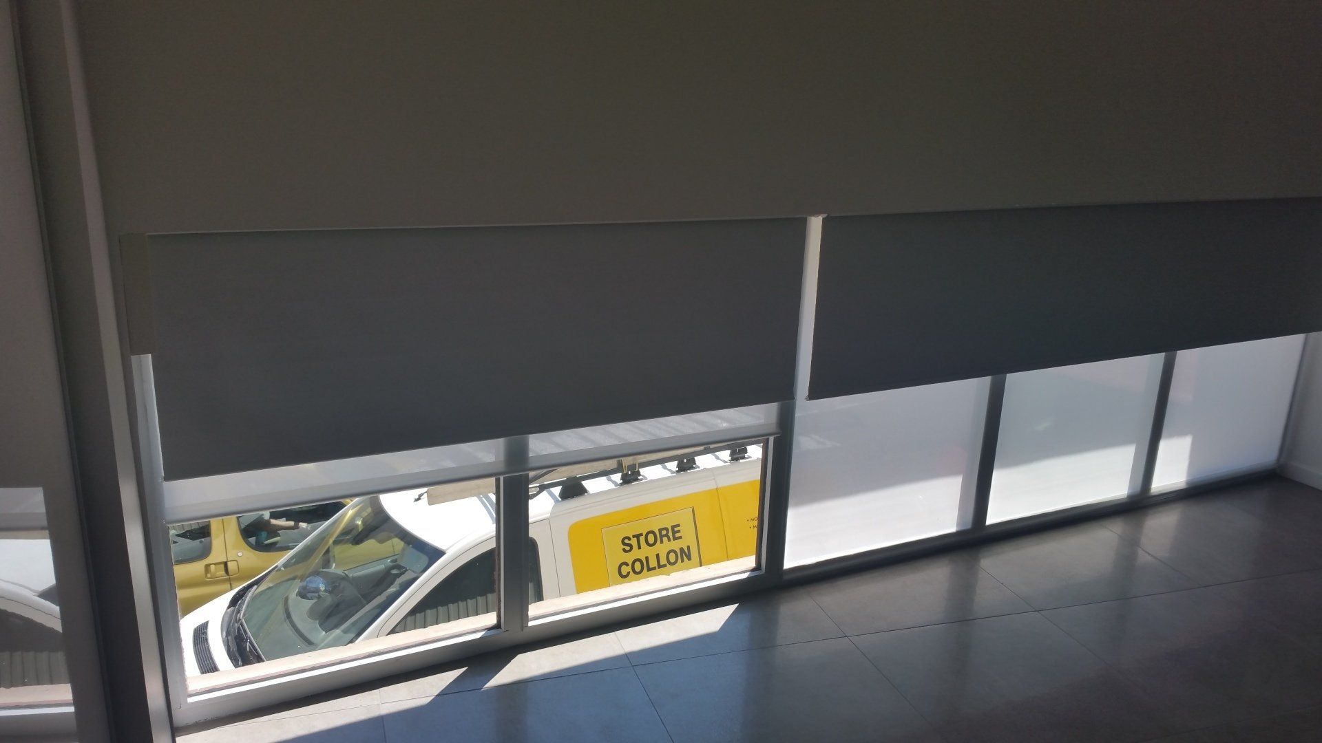 store vertical et logo camion