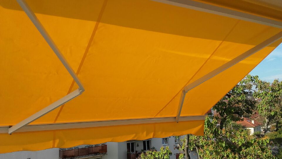 store jaune à moitié ouvert