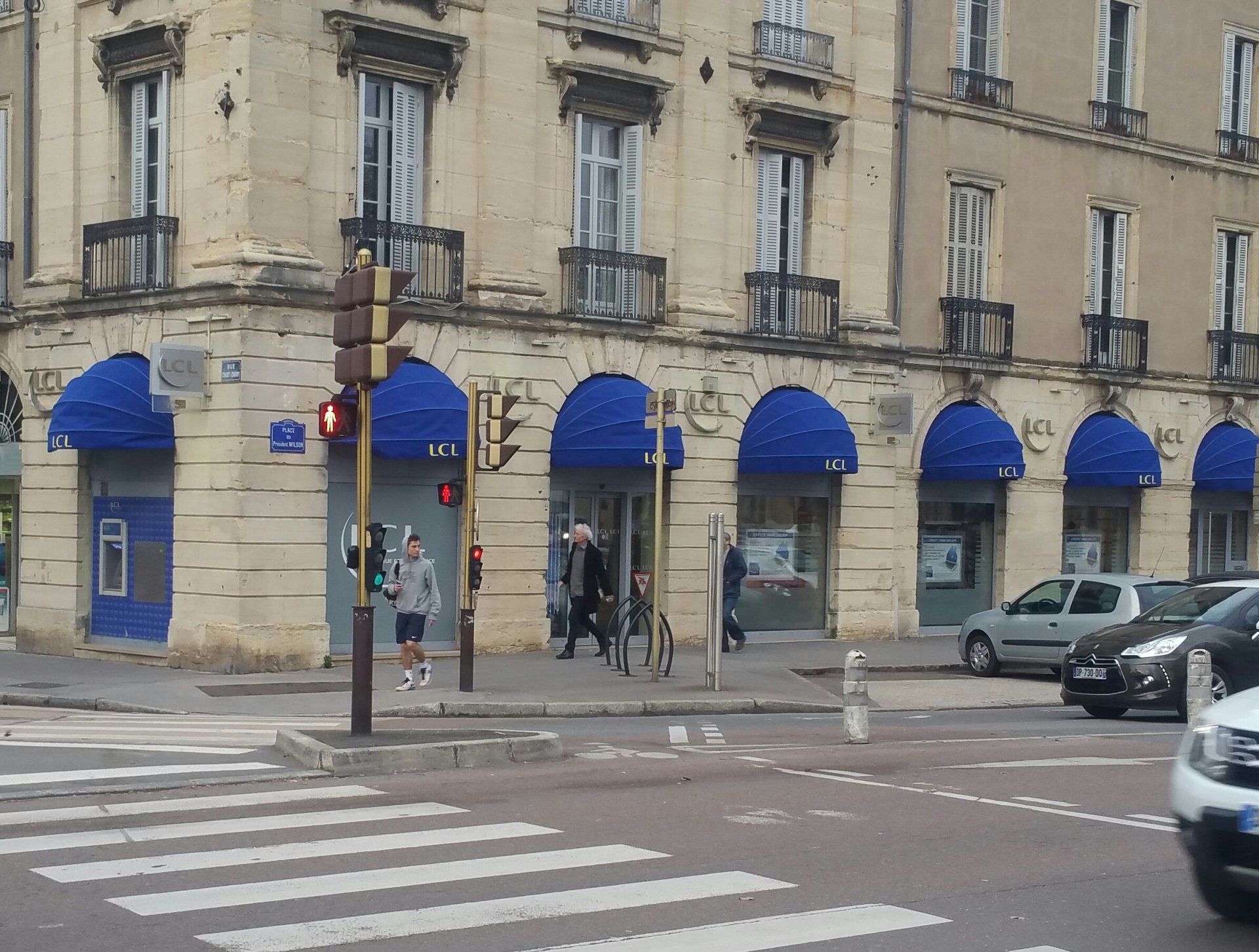 store corbeille bleus alignés