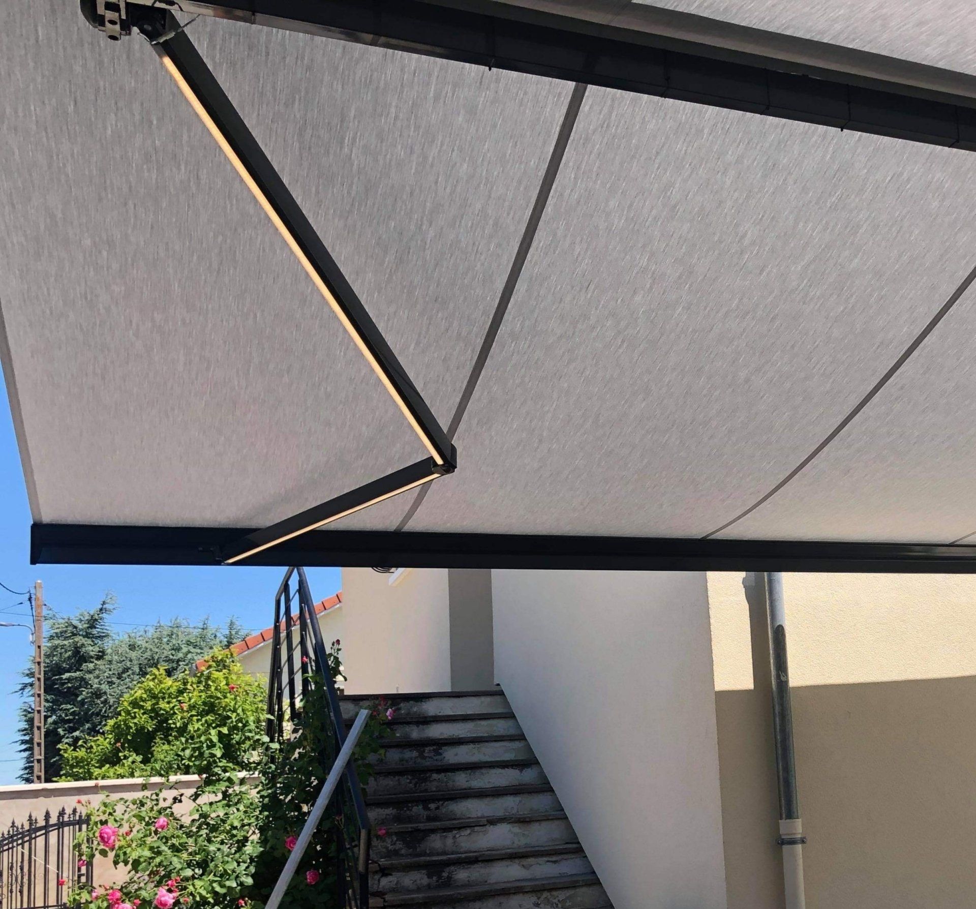 Store à leds lumineux et escalier