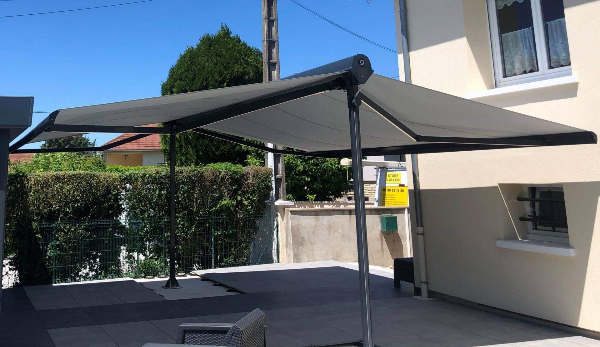 A l'ombre de stores à double pente