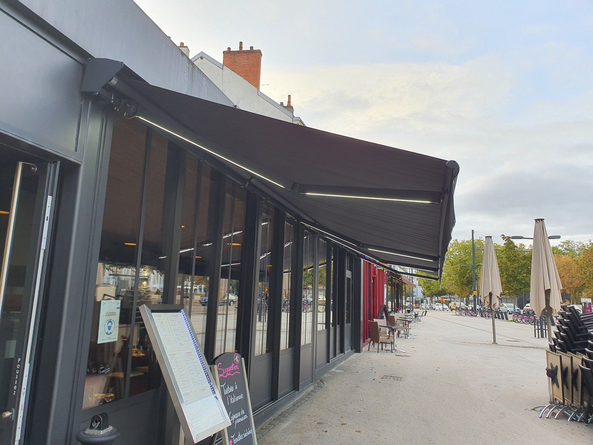 Store à leds lumineux anthracite de profil