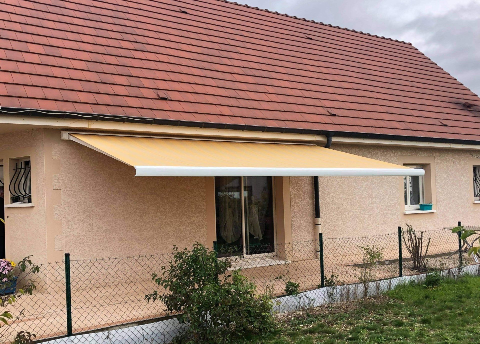 store sur fen^tre maison