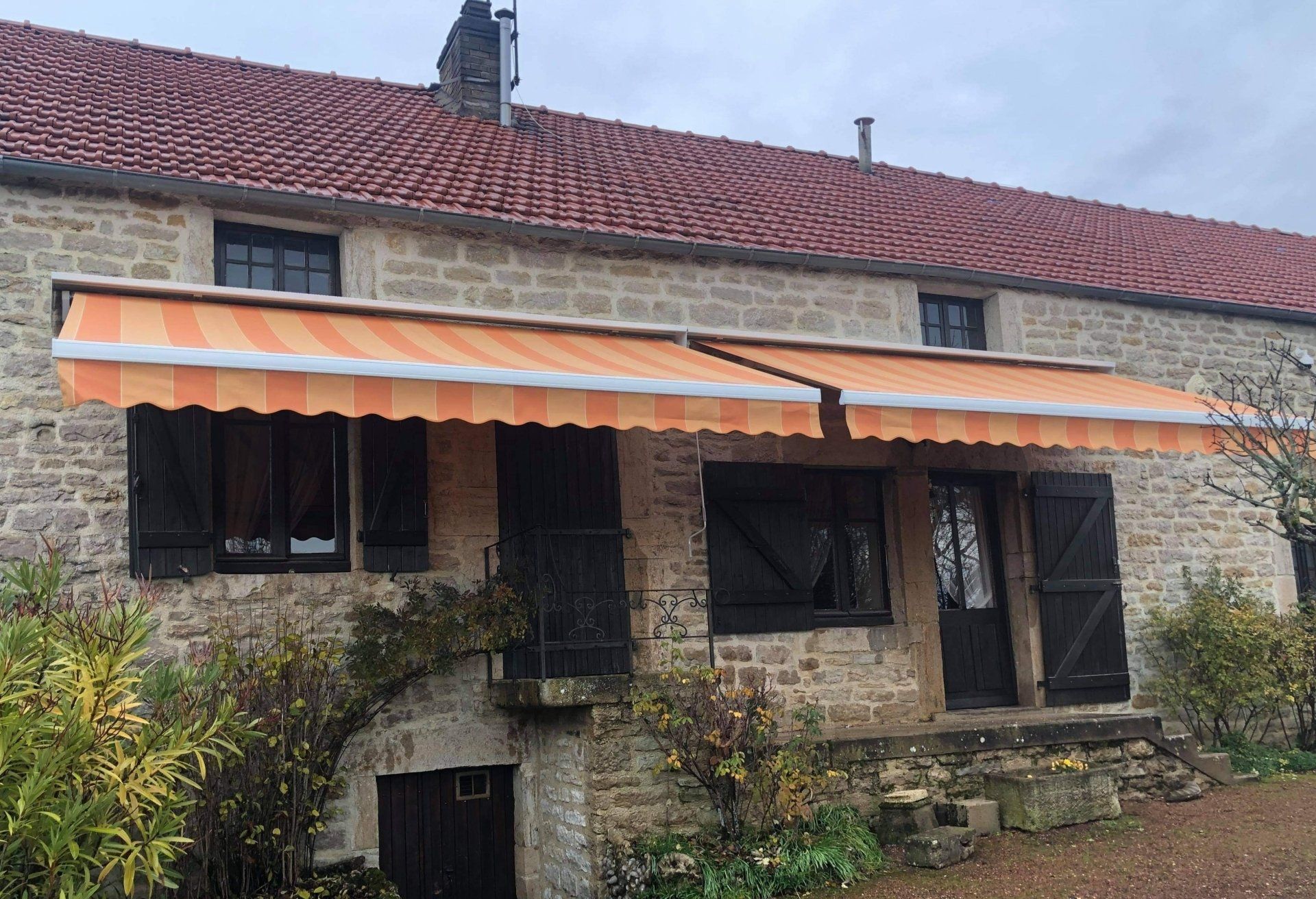 store et maison en pierre