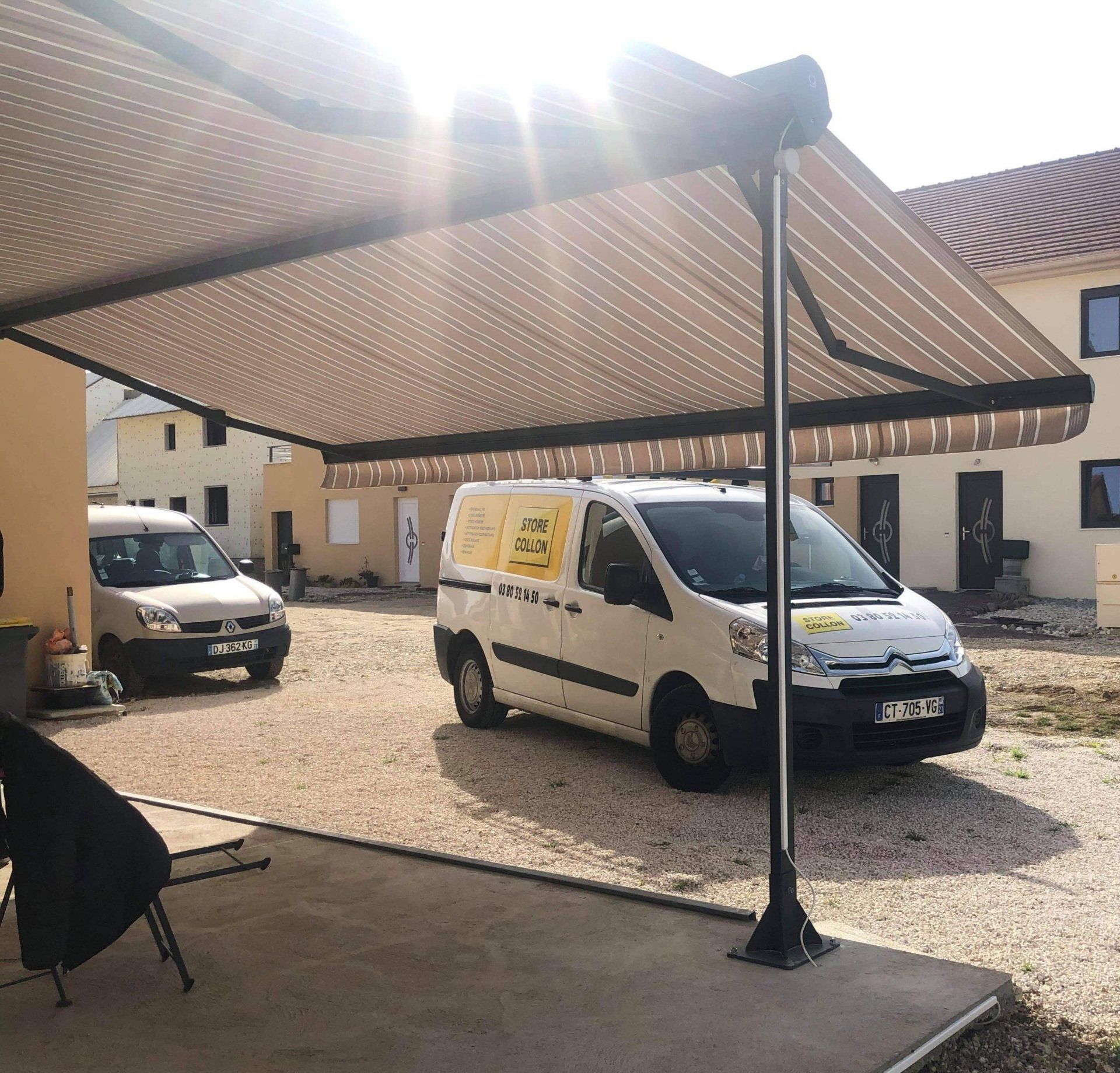 Stores à double pente et soleil