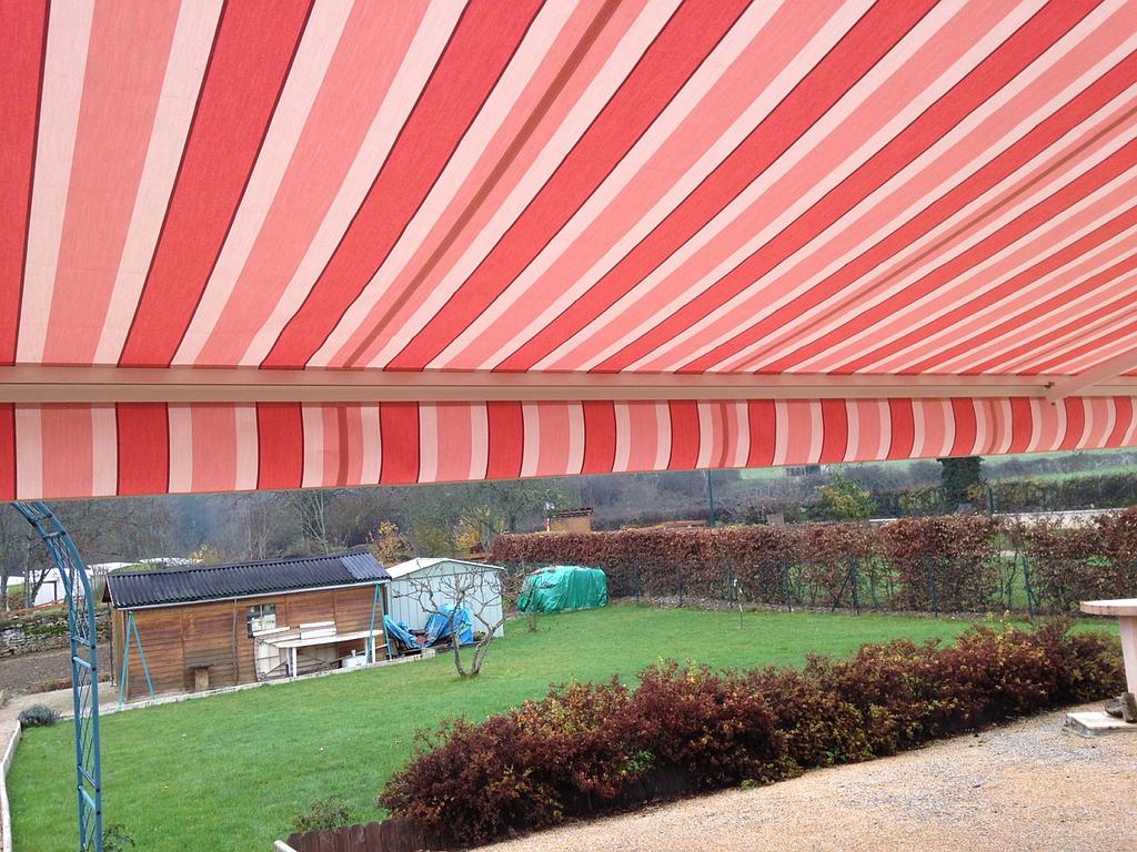 store banne sur le jardin