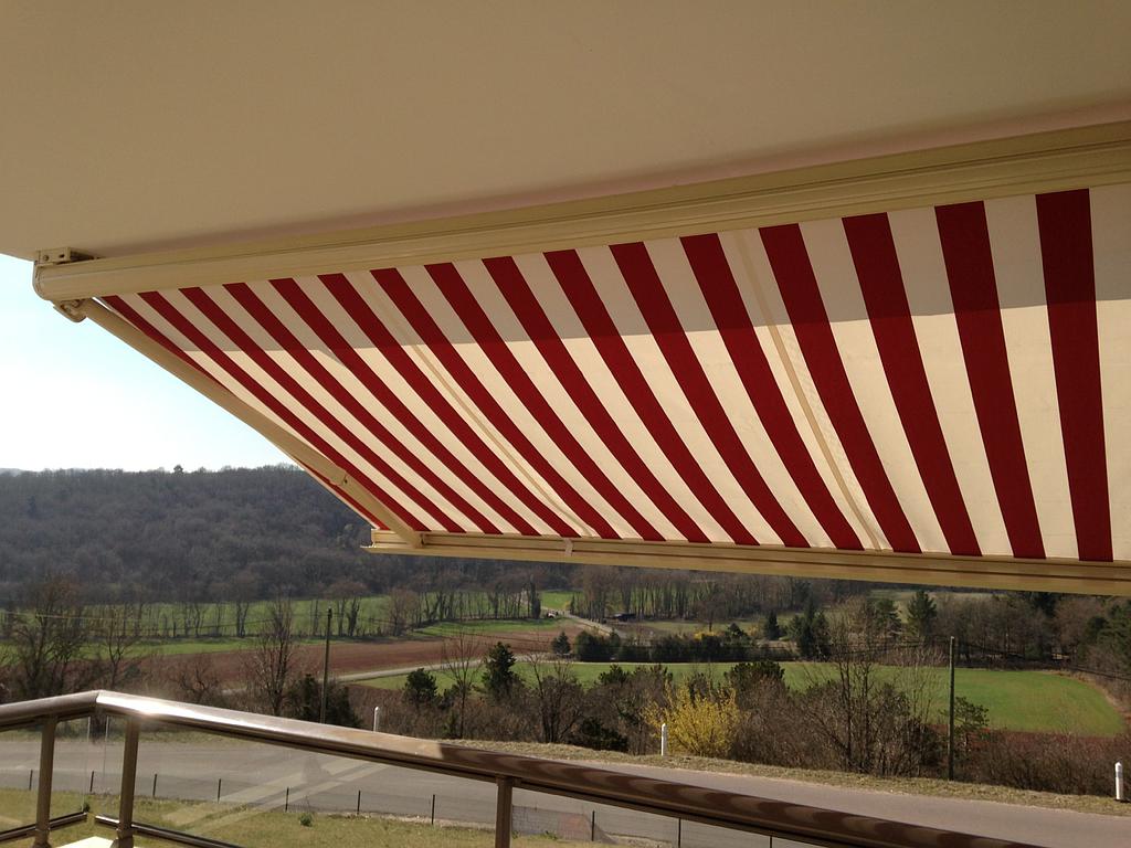 store avec vue au loin