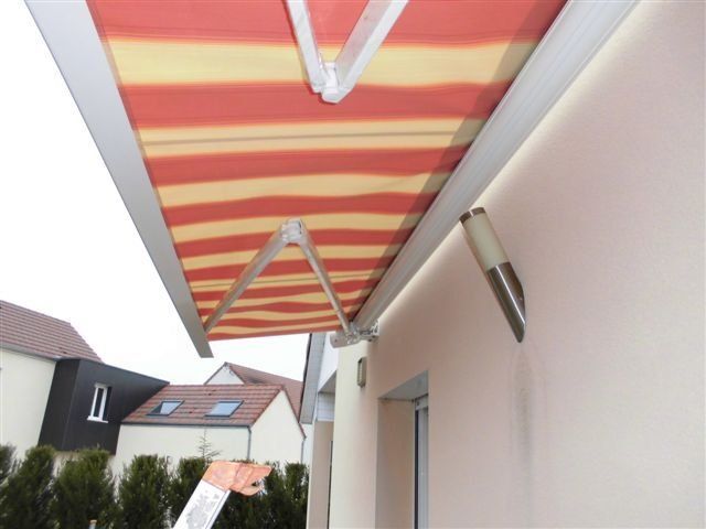 store à moitié ouvert