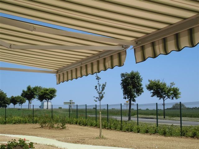 store et grand ciel bleu