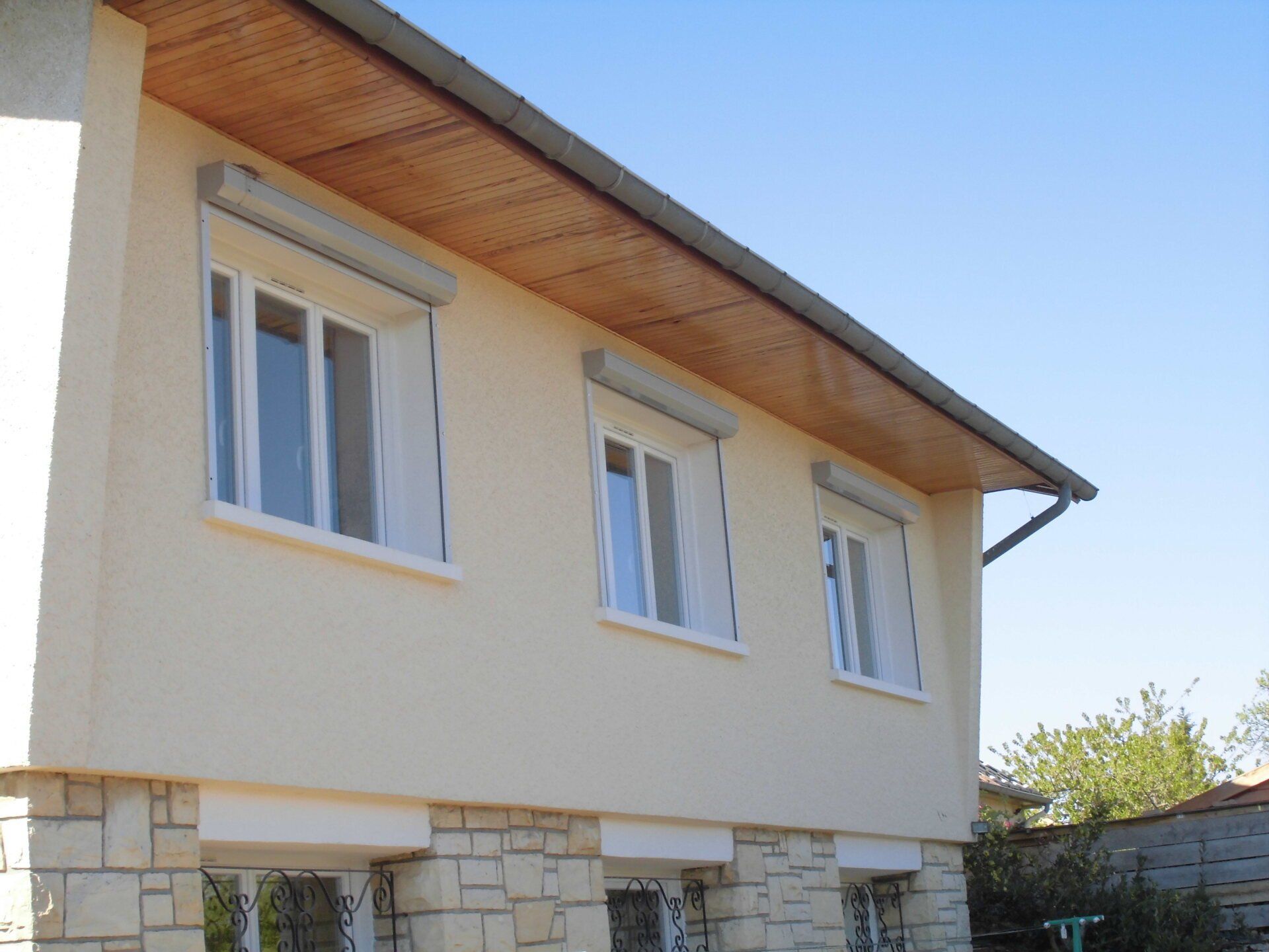 façade avec fenêtres