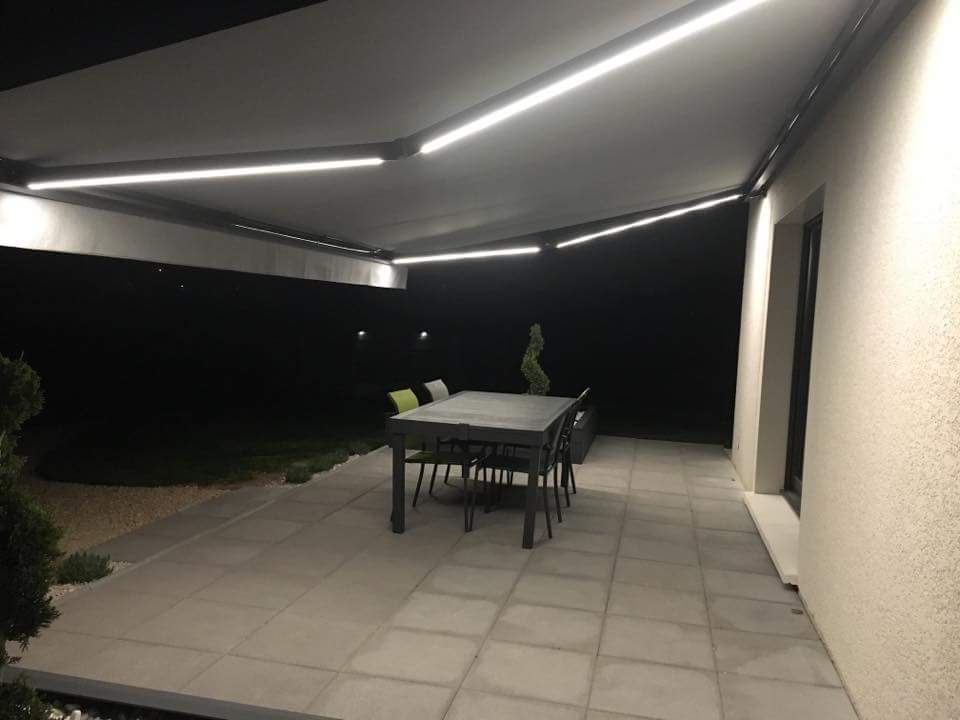 Store à leds lumineux au dessus de la table