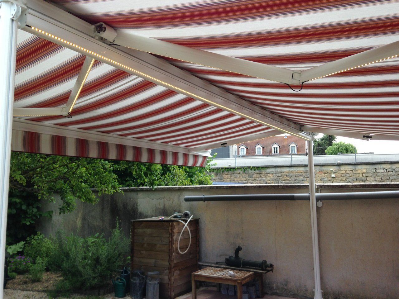 Stores à double pente rouge rayé