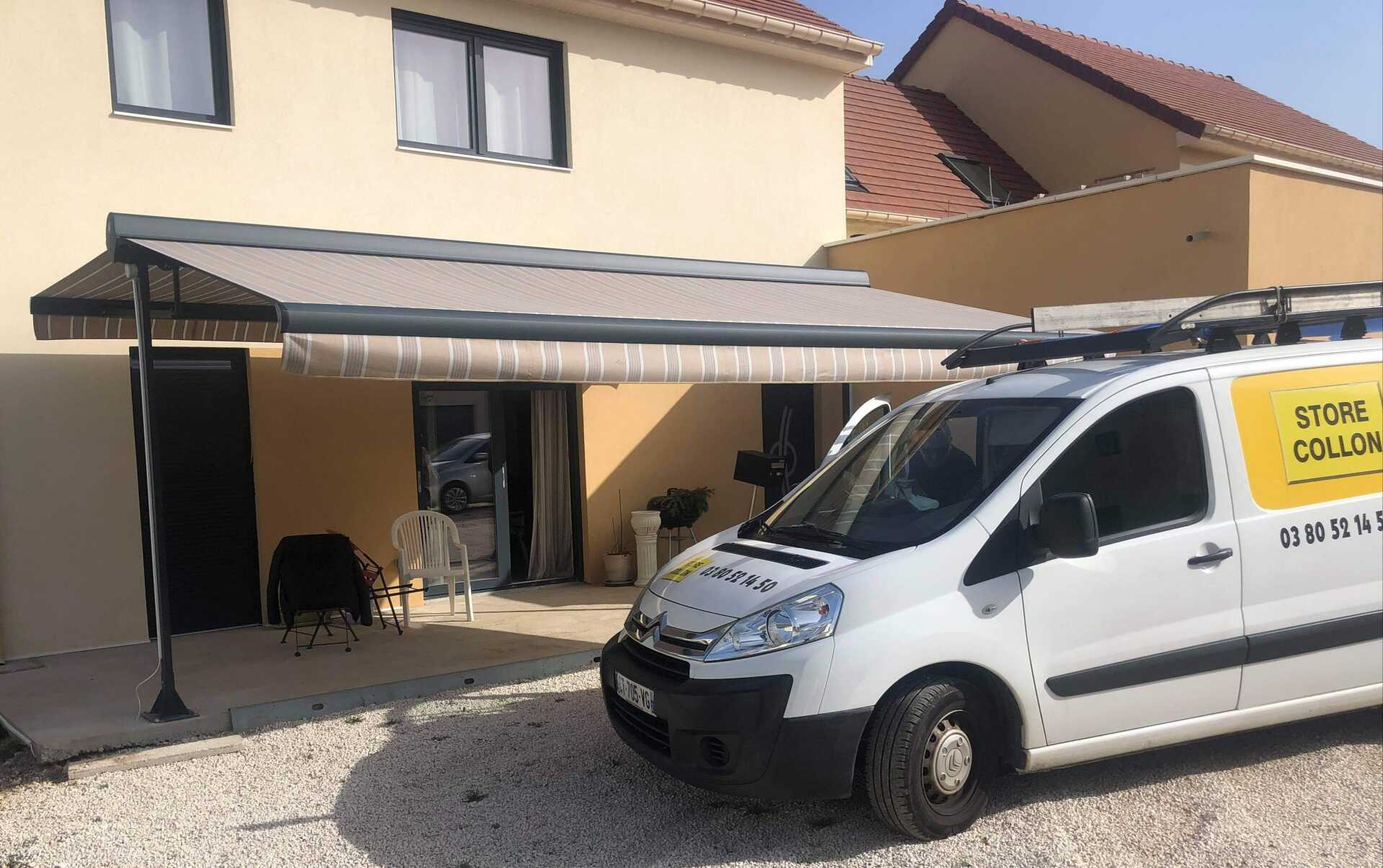 Stores à double pente et véhicule collon