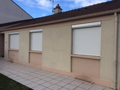 volets roulants blancs fermés