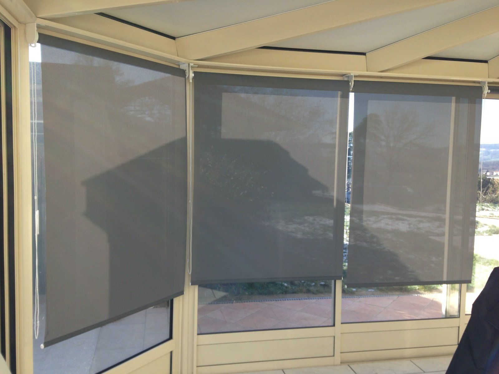 store vertical gris clair fermés