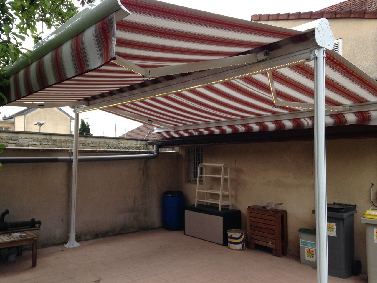 Store à leds lumineux rayé rouge