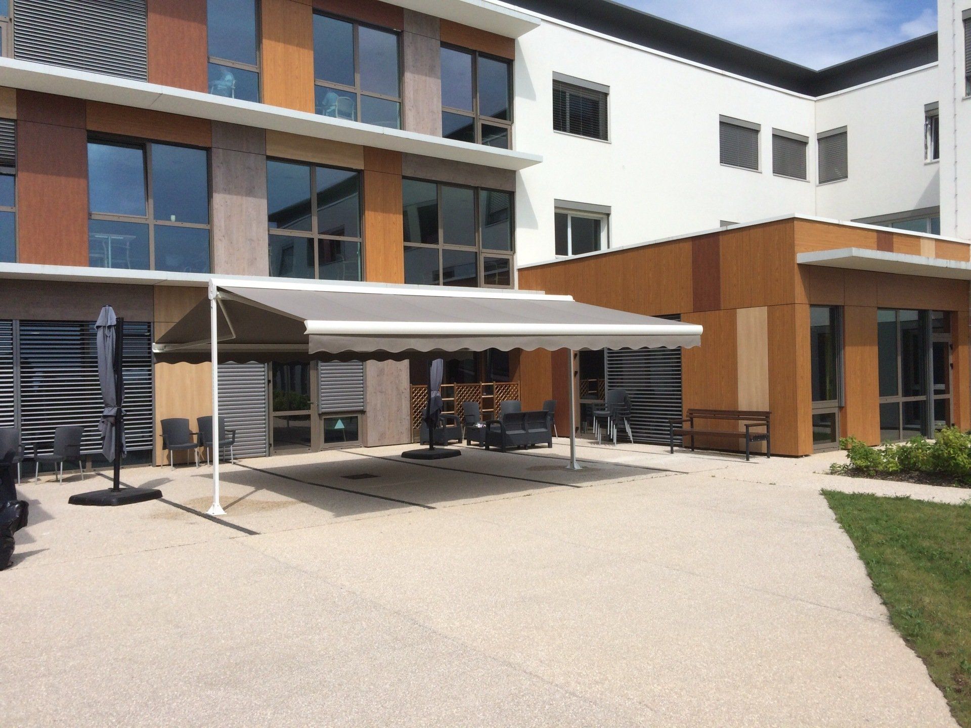 Stores à double pente moderne