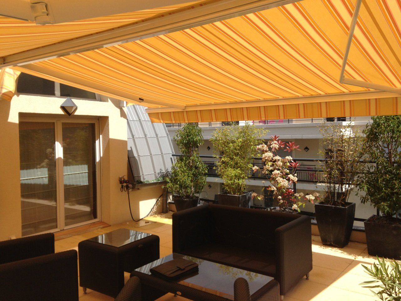 Stores à double pente orange