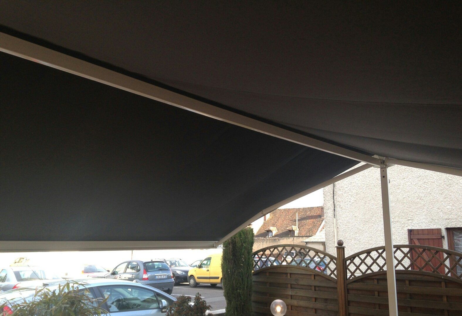 Stores à double pente sombre