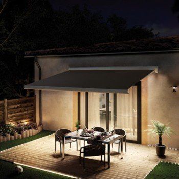 Store à leds lumineux éclaire la terrasse