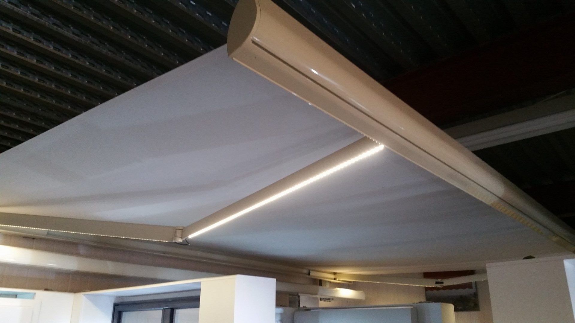 Store à leds lumineux ouvert