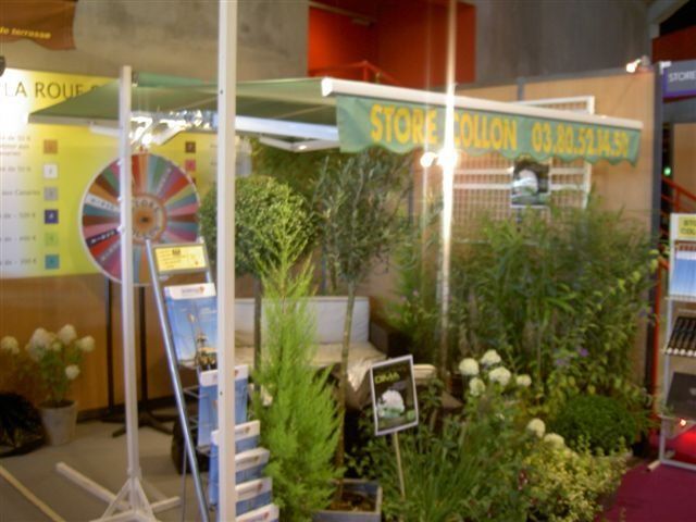 Stand d'exposition avec végétation