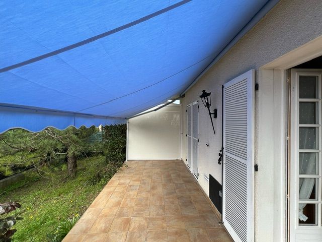 store latéral en bout de terrasse