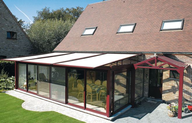 Store de véranda fermé blanc vue générale