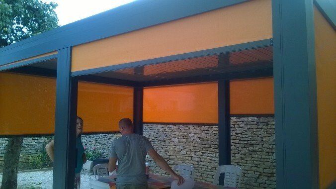 store vertical sur pergola ouvert