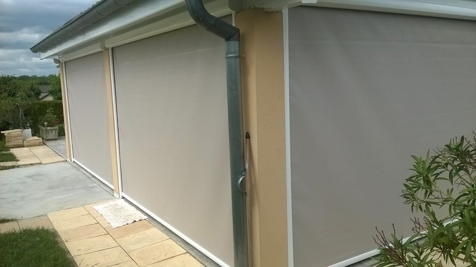 store vertical fermé