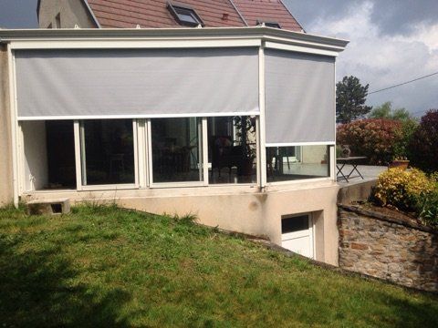 store vertical gris clair