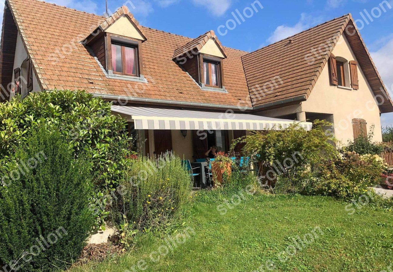 store extérieur devant maison