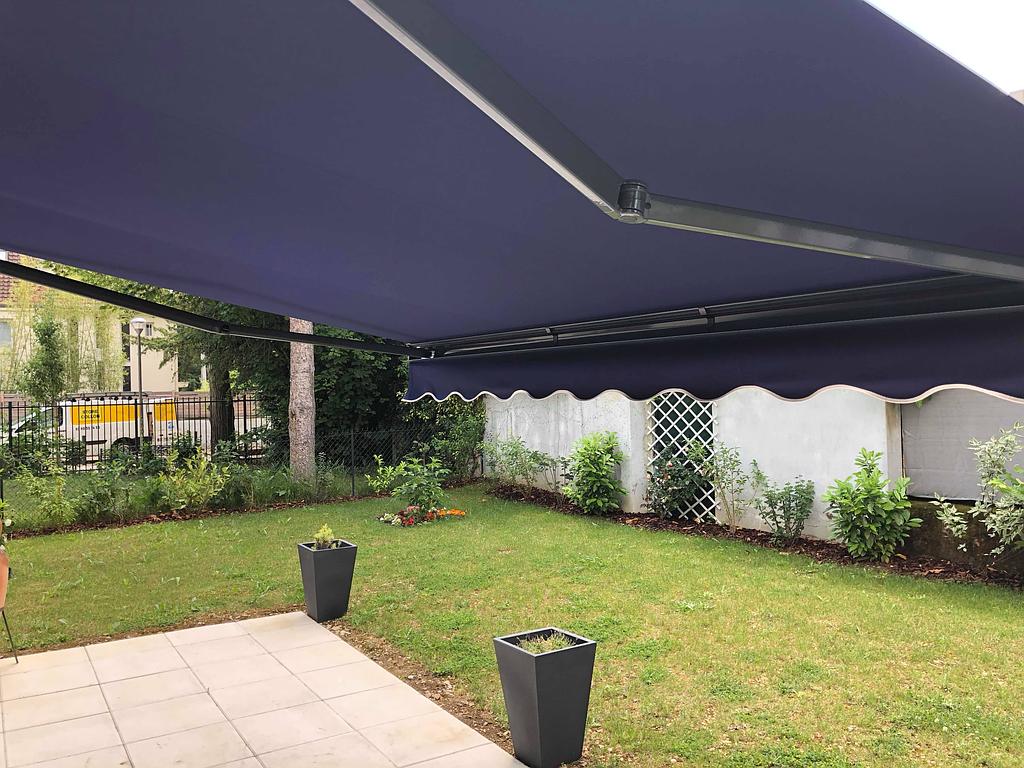 store et jardin avec pots