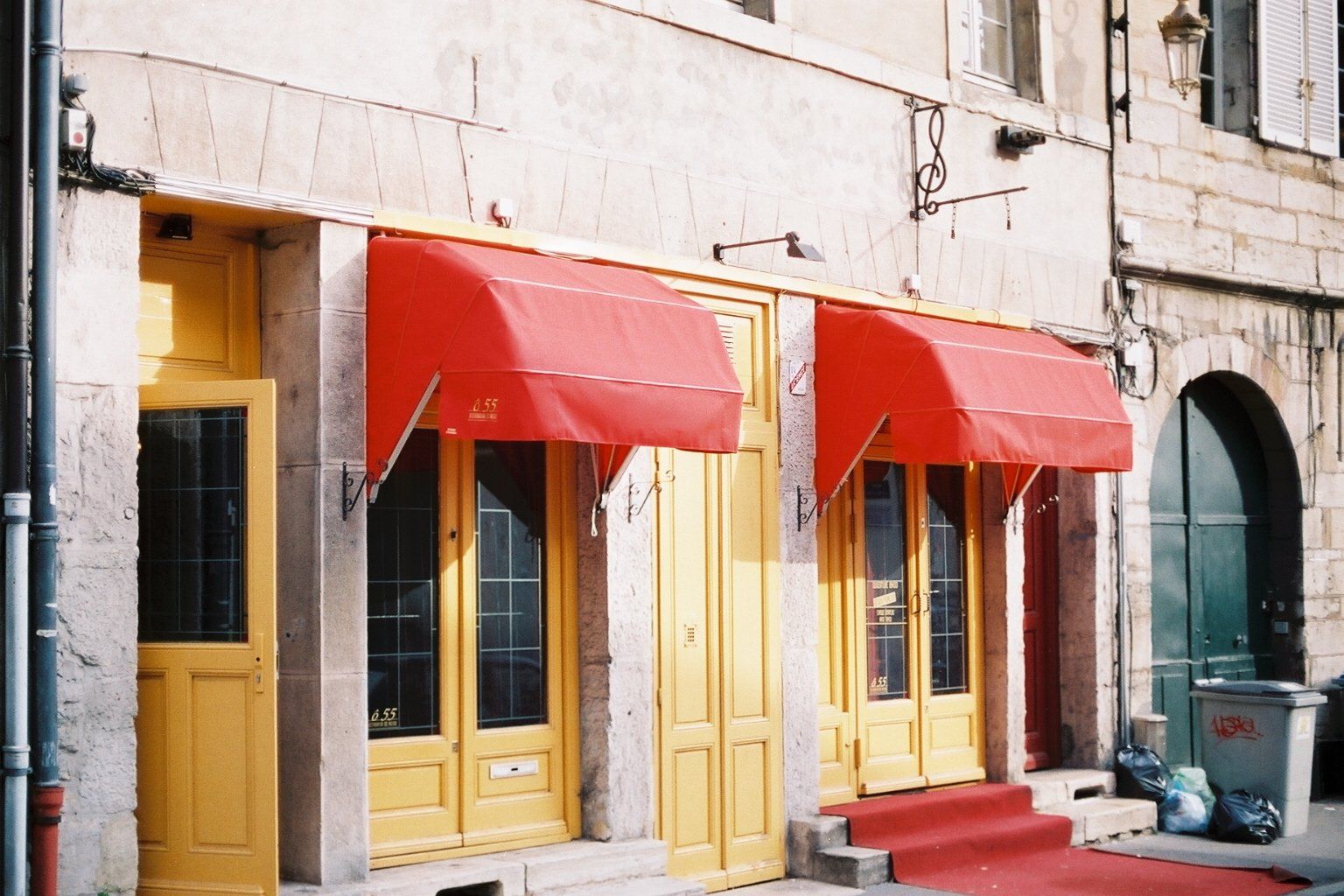 store corbeille rouge et portes jaunes