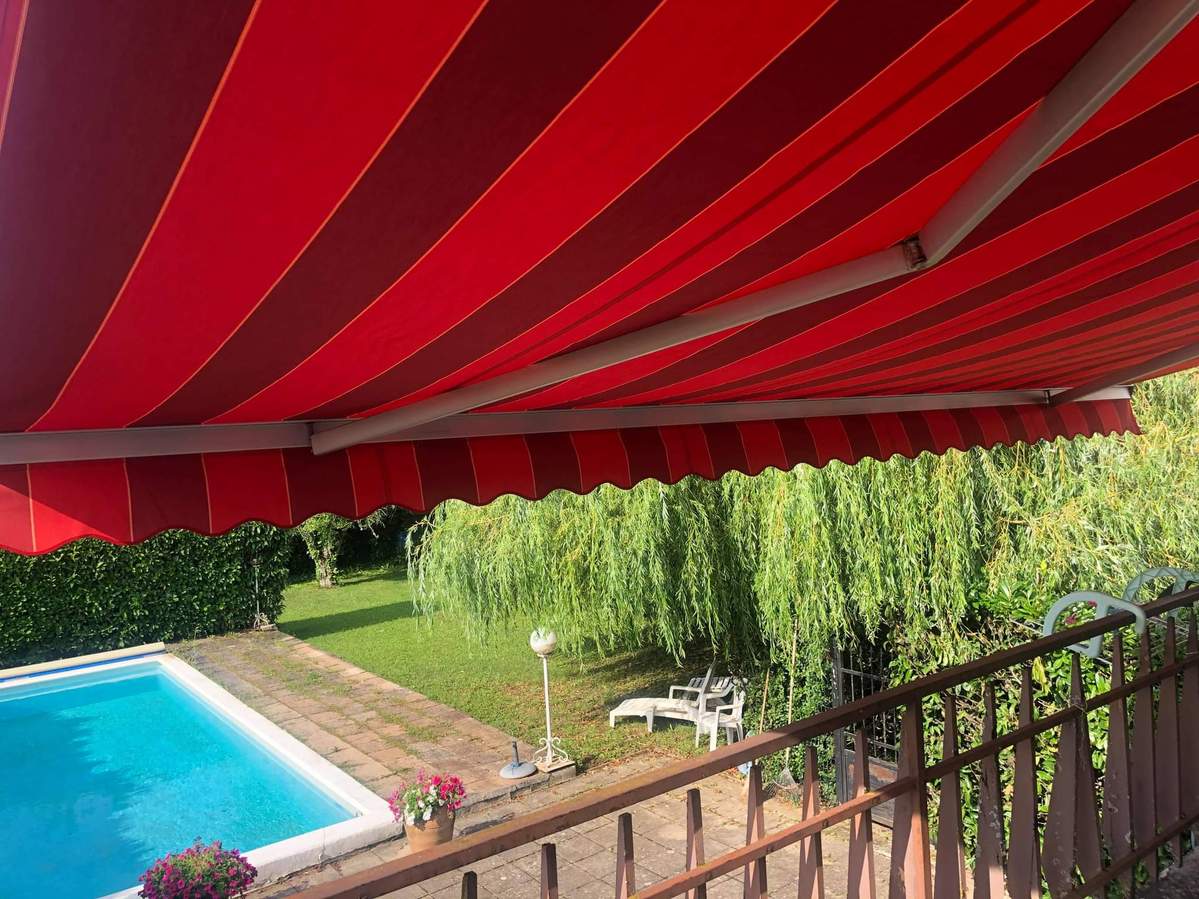 store extérieur rouge