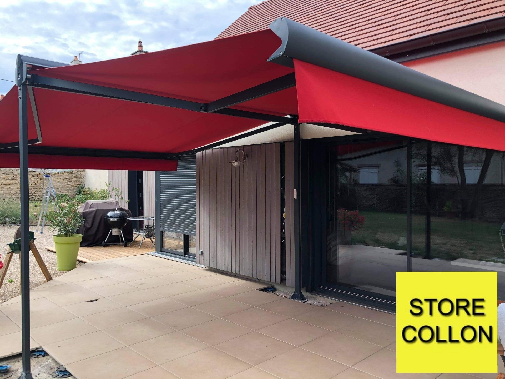 Stores à double pente rouge vif