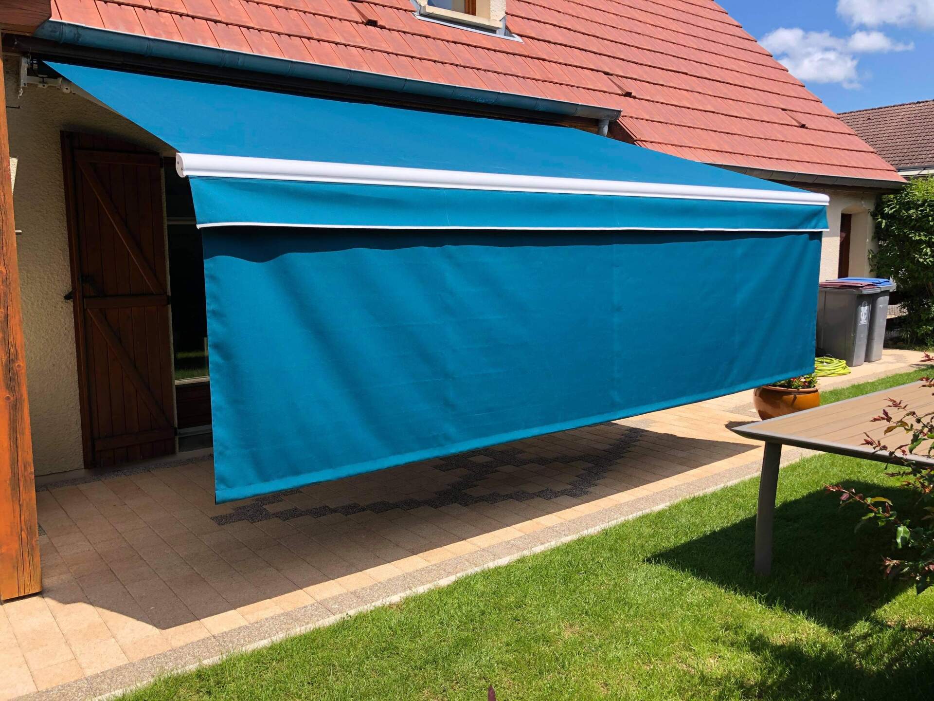 Lambrequin enroulable et jardin de face