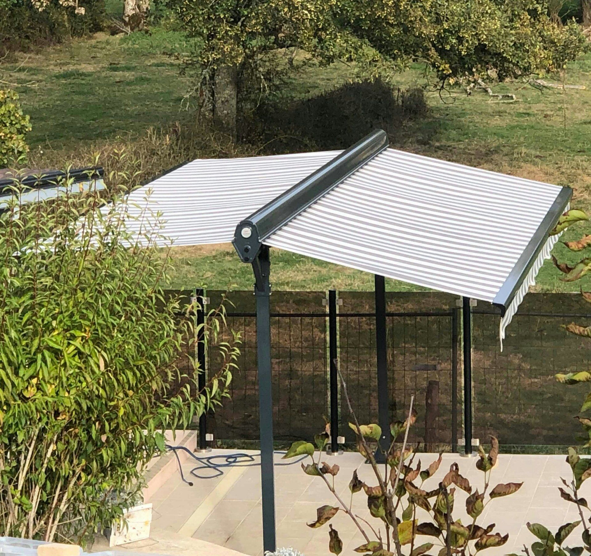 Stores à double pente d'en haut