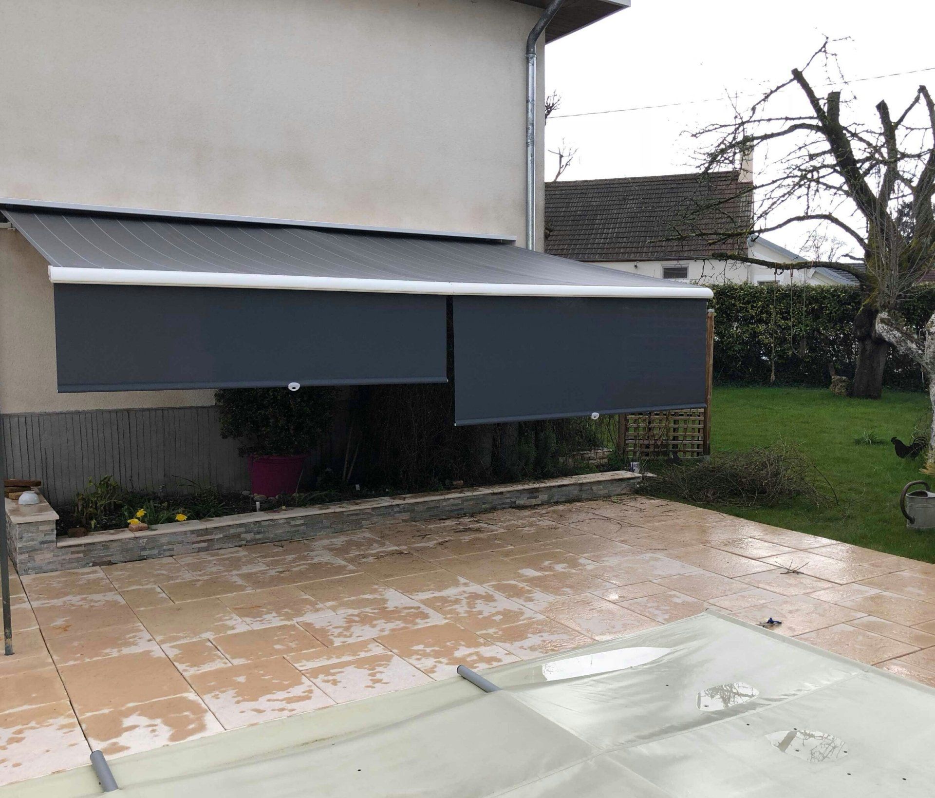 Lambrequin enroulable gris de face