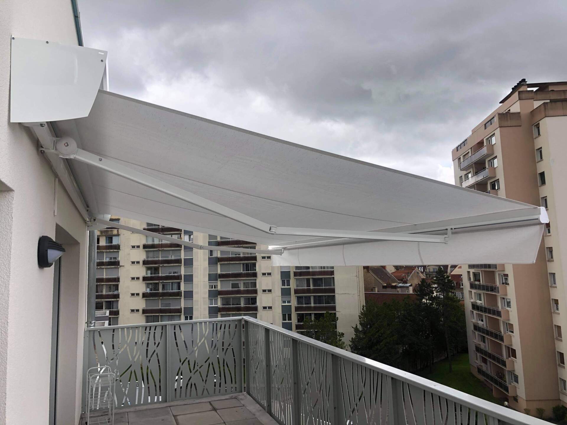 stores ouvert sur les nuages