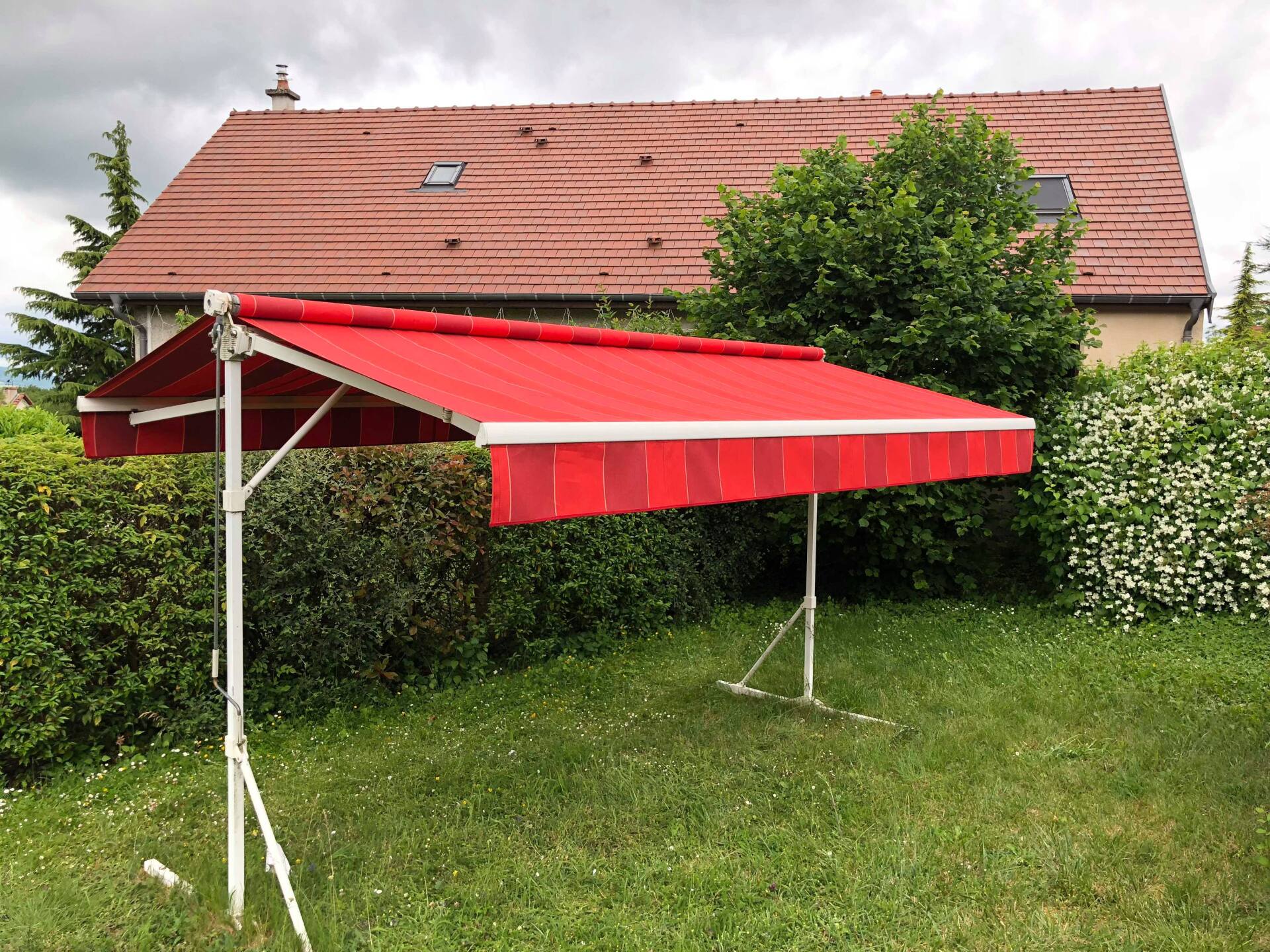 Stores à double pente rouge