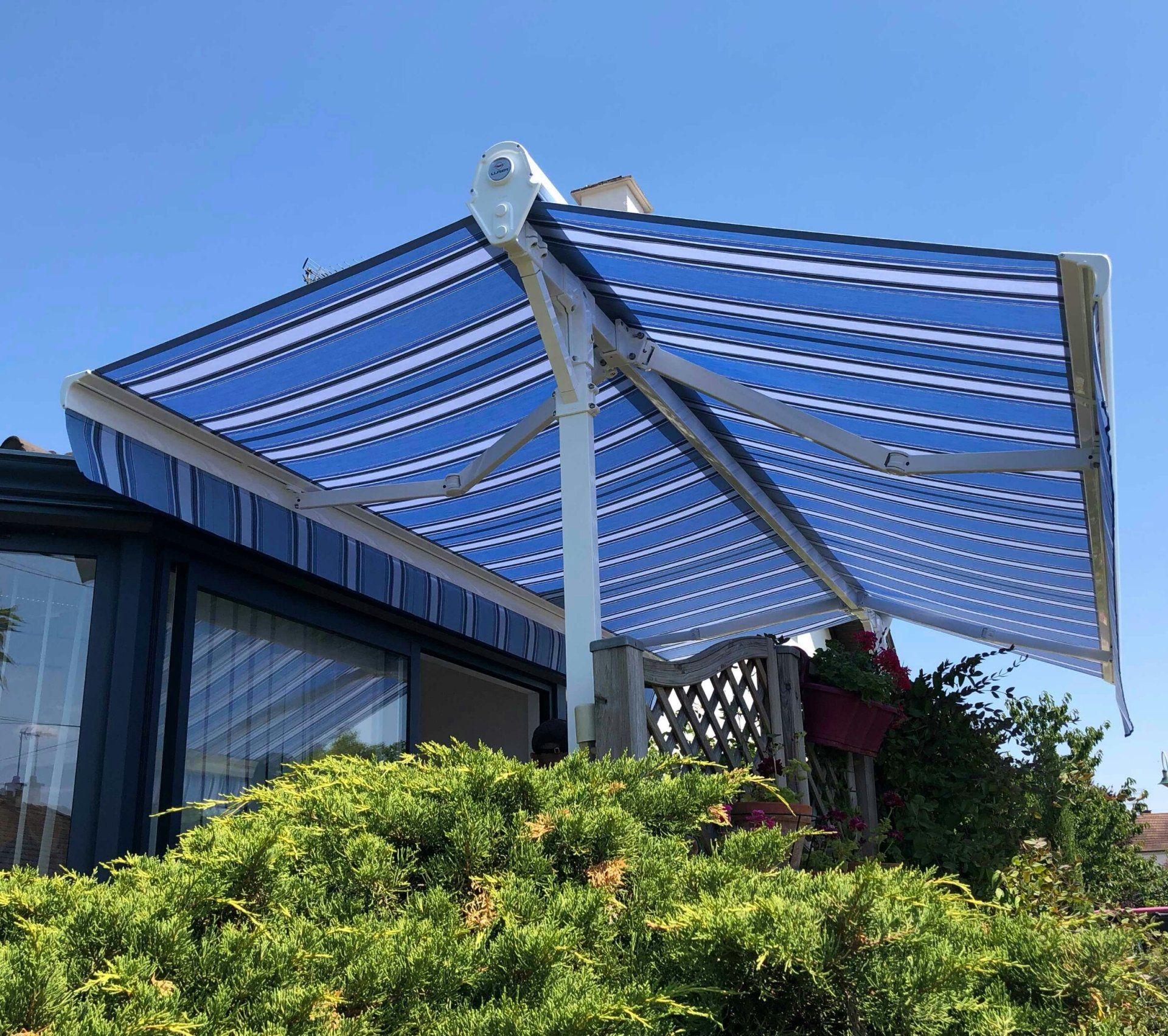 Stores à double pente bleu