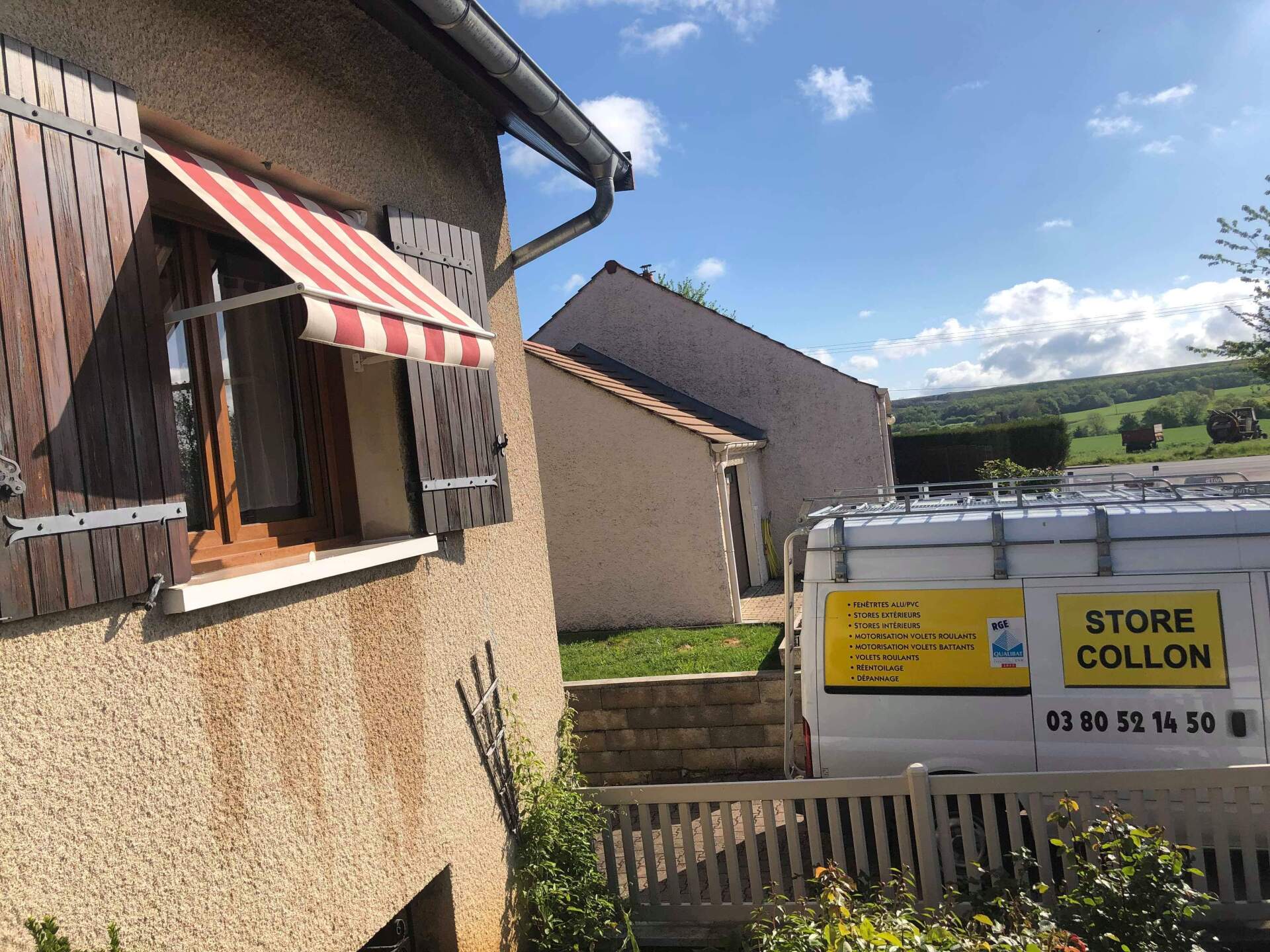 Store projection à l'étage avec le ciel
